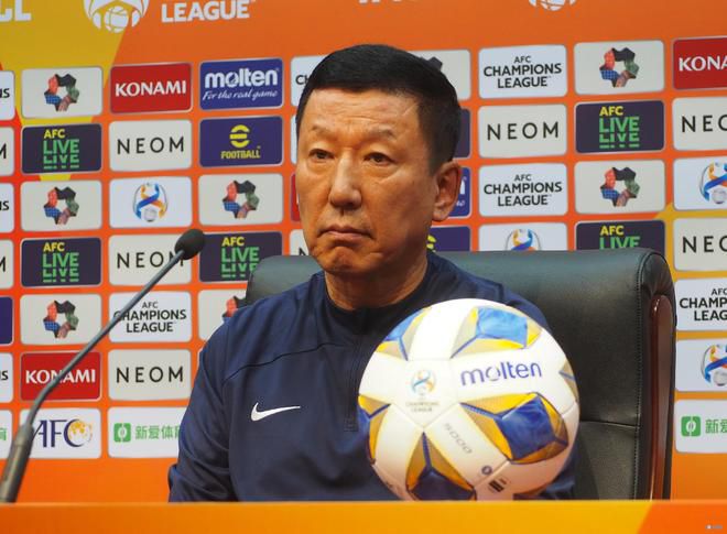 杨若晴也跟左君墨笑着打过招呼，左庄主，后院请。